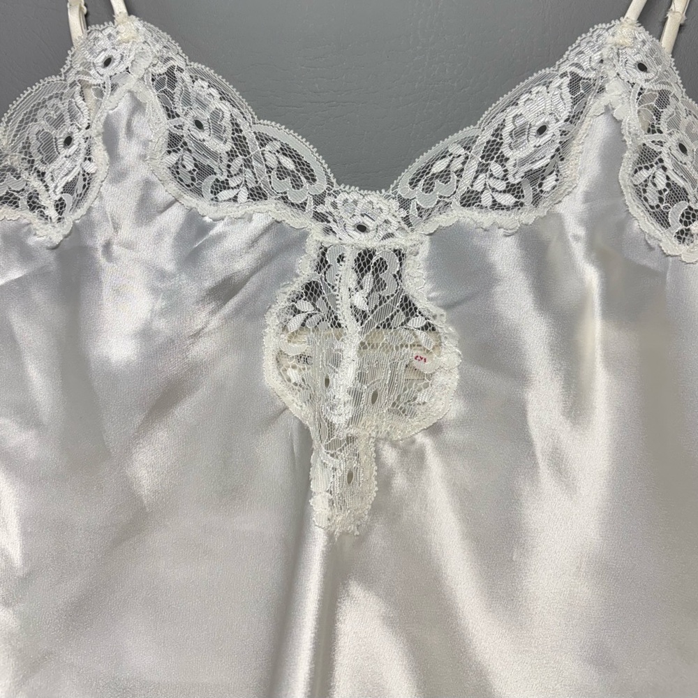 ✨Vintage Victoria's Secret White Satin Camisole Size S - Picture 5 of 9